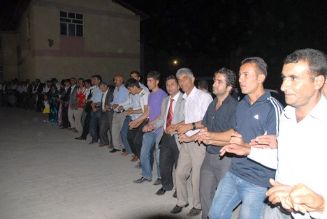 Yüksekova'da 15-16 Ağustos 2009 tarihleri arasında evlenen bazı çiftleri sayfamıza taşıdık....