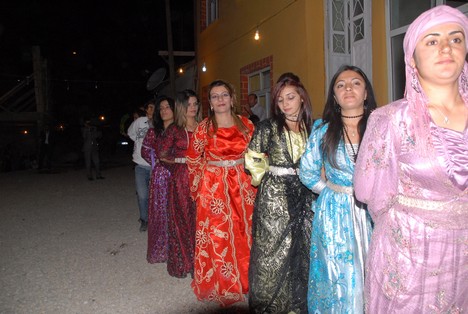 Yüksekova'da 15-16 Ağustos 2009 tarihleri arasında evlenen bazı çiftleri sayfamıza taşıdık....