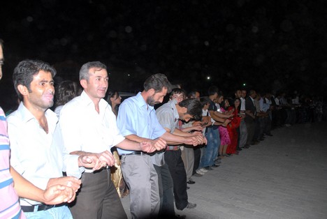 Yüksekova'da 15-16 Ağustos 2009 tarihleri arasında evlenen bazı çiftleri sayfamıza taşıdık....