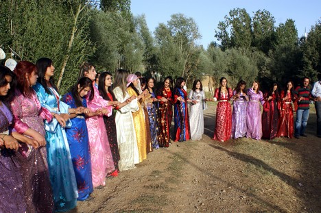 Yüksekova'da 15-16 Ağustos 2009 tarihleri arasında evlenen bazı çiftleri sayfamıza taşıdık....