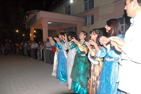 Yüksekova'da 15-16 Ağustos 2009 tarihleri arasında evlenen bazı çiftleri sayfamıza taşıdık....