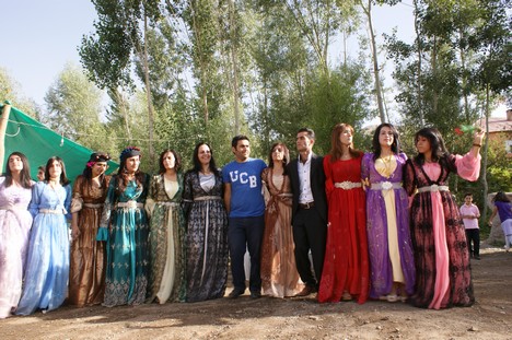 Yüksekova'da 15-16 Ağustos 2009 tarihleri arasında evlenen bazı çiftleri sayfamıza taşıdık....