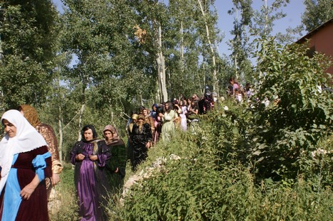 Yüksekova'da 15-16 Ağustos 2009 tarihleri arasında evlenen bazı çiftleri sayfamıza taşıdık....