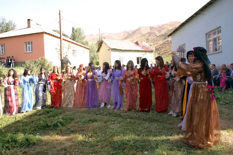 Yüksekova'da 15-16 Ağustos 2009 tarihleri arasında evlenen bazı çiftleri sayfamıza taşıdık....