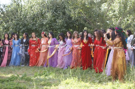 Yüksekova'da 15-16 Ağustos 2009 tarihleri arasında evlenen bazı çiftleri sayfamıza taşıdık....