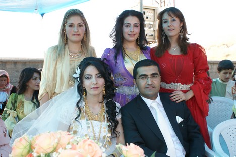 Yüksekova'da 15-16 Ağustos 2009 tarihleri arasında evlenen bazı çiftleri sayfamıza taşıdık....