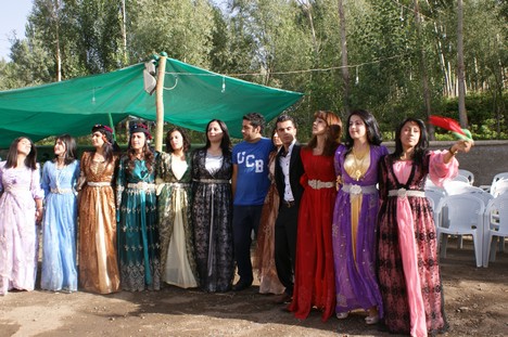 Yüksekova'da 15-16 Ağustos 2009 tarihleri arasında evlenen bazı çiftleri sayfamıza taşıdık....