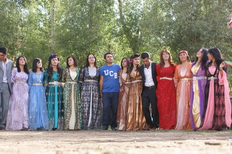 Yüksekova'da 15-16 Ağustos 2009 tarihleri arasında evlenen bazı çiftleri sayfamıza taşıdık....