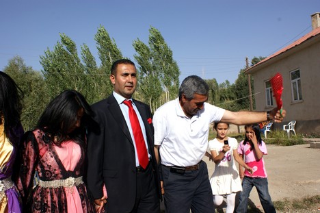 Yüksekova'da 15-16 Ağustos 2009 tarihleri arasında evlenen bazı çiftleri sayfamıza taşıdık....