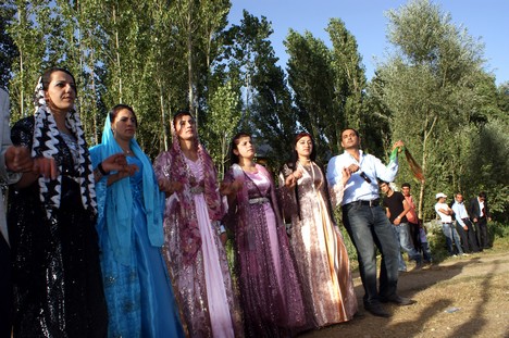 Yüksekova'da 15-16 Ağustos 2009 tarihleri arasında evlenen bazı çiftleri sayfamıza taşıdık....