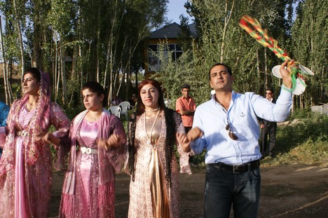 Yüksekova'da 15-16 Ağustos 2009 tarihleri arasında evlenen bazı çiftleri sayfamıza taşıdık....