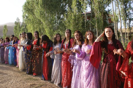 Yüksekova'da 15-16 Ağustos 2009 tarihleri arasında evlenen bazı çiftleri sayfamıza taşıdık....