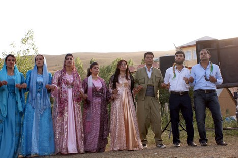 Yüksekova'da 15-16 Ağustos 2009 tarihleri arasında evlenen bazı çiftleri sayfamıza taşıdık....