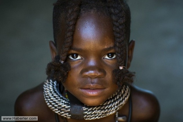 Bu karışım, ciltlerine kırmızımsı bir renk verir. Bu renk, toprağın bereketinin ve insan kanının yaşamsallığının da simgesidir.