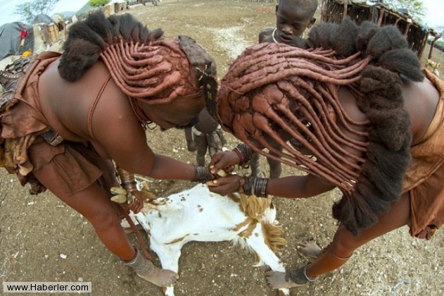 Kadınlar birbirlerinin saçlarını örer ve aşıboyası karşımıyla boyarlar.