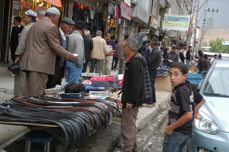 Yüksekova Cengiz Topel Caddesi Bayram Arifesindeki Alışverişten Kareler....