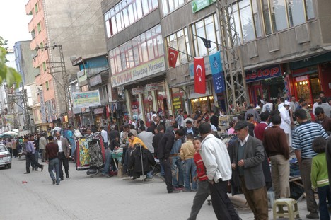 Yüksekova Cengiz Topel Caddesi Bayram Arifesindeki Alışverişten Kareler....