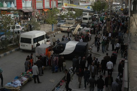 Yüksekova Cengiz Topel Caddesi Bayram Arifesindeki Alışverişten Kareler....