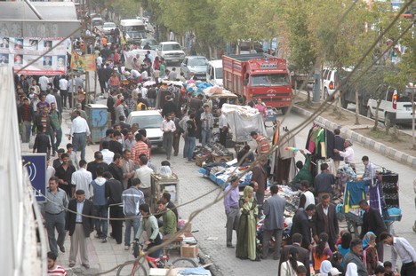 Yüksekova Cengiz Topel Caddesi Bayram Arifesindeki Alışverişten Kareler....