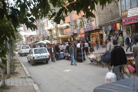 Yüksekova Cengiz Topel Caddesi Bayram Arifesindeki Alışverişten Kareler....