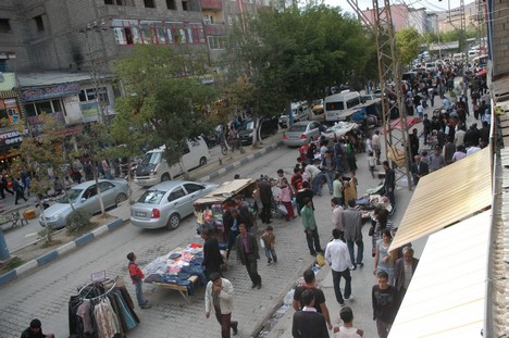 Yüksekova Cengiz Topel Caddesi Bayram Arifesindeki Alışverişten Kareler....