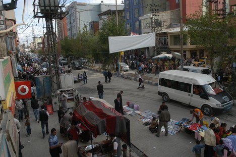 Yüksekova Cengiz Topel Caddesi Bayram Arifesindeki Alışverişten Kareler....