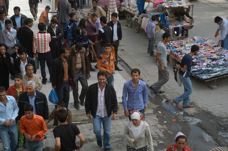 Yüksekova Cengiz Topel Caddesi Bayram Arifesindeki Alışverişten Kareler....