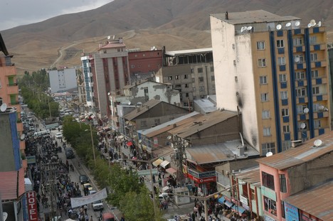 Yüksekova Cengiz Topel Caddesi Bayram Arifesindeki Alışverişten Kareler....