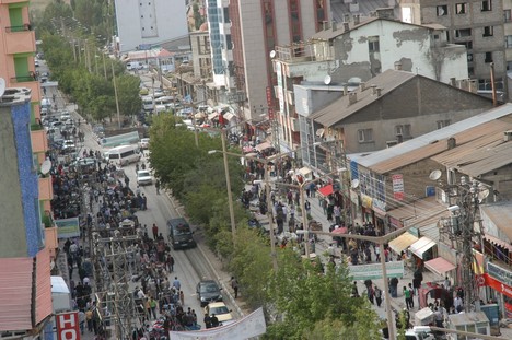 Yüksekova Cengiz Topel Caddesi Bayram Arifesindeki Alışverişten Kareler....