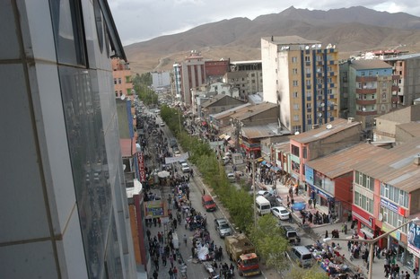 Yüksekova Cengiz Topel Caddesi Bayram Arifesindeki Alışverişten Kareler....