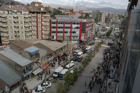 Yüksekova Cengiz Topel Caddesi Bayram Arifesindeki Alışverişten Kareler....