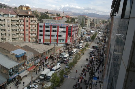 Yüksekova Cengiz Topel Caddesi Bayram Arifesindeki Alışverişten Kareler....