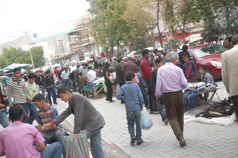 Yüksekova Cengiz Topel Caddesi Bayram Arifesindeki Alışverişten Kareler....