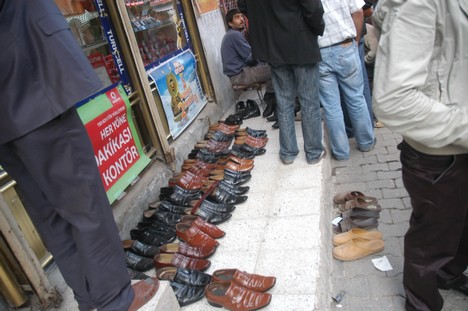 Yüksekova Cengiz Topel Caddesi Bayram Arifesindeki Alışverişten Kareler....