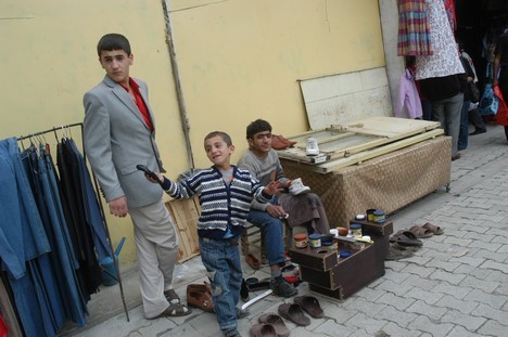 Yüksekova Cengiz Topel Caddesi Bayram Arifesindeki Alışverişten Kareler....