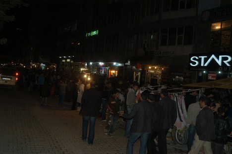 Yüksekova Cengiz Topel Caddesi Bayram Arifesindeki Alışverişten Kareler....