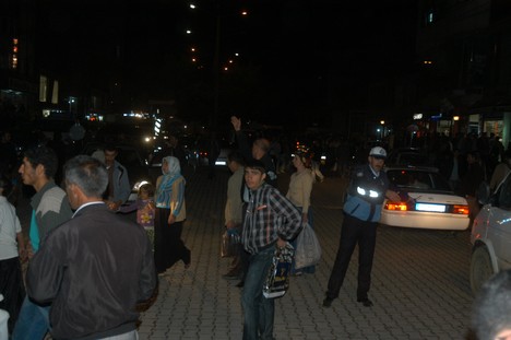 Yüksekova Cengiz Topel Caddesi Bayram Arifesindeki Alışverişten Kareler....