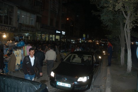 Yüksekova Cengiz Topel Caddesi Bayram Arifesindeki Alışverişten Kareler....