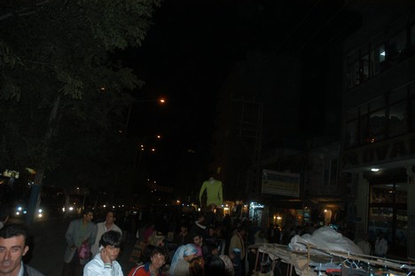 Yüksekova Cengiz Topel Caddesi Bayram Arifesindeki Alışverişten Kareler....