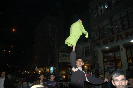 Yüksekova Cengiz Topel Caddesi Bayram Arifesindeki Alışverişten Kareler....
