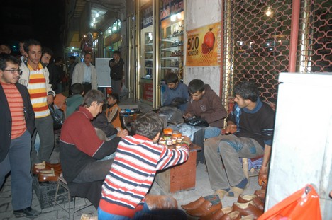 Yüksekova Cengiz Topel Caddesi Bayram Arifesindeki Alışverişten Kareler....