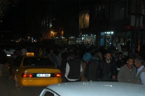 Yüksekova Cengiz Topel Caddesi Bayram Arifesindeki Alışverişten Kareler....