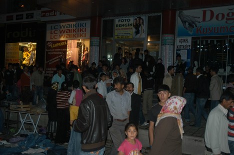 Yüksekova Cengiz Topel Caddesi Bayram Arifesindeki Alışverişten Kareler....