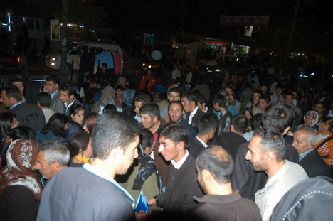 Yüksekova Cengiz Topel Caddesi Bayram Arifesindeki Alışverişten Kareler....