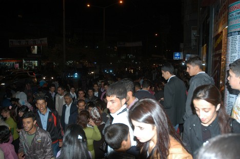 Yüksekova Cengiz Topel Caddesi Bayram Arifesindeki Alışverişten Kareler....