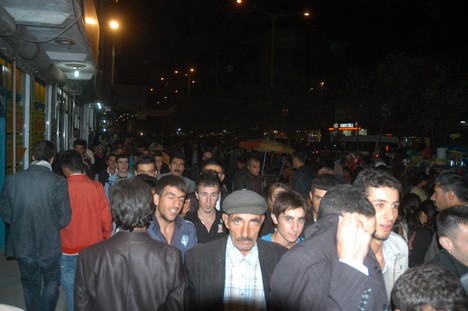 Yüksekova Cengiz Topel Caddesi Bayram Arifesindeki Alışverişten Kareler....