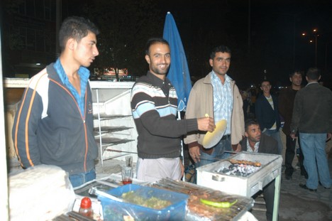 Yüksekova Cengiz Topel Caddesi Bayram Arifesindeki Alışverişten Kareler....