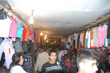 Yüksekova Cengiz Topel Caddesi Bayram Arifesindeki Alışverişten Kareler....