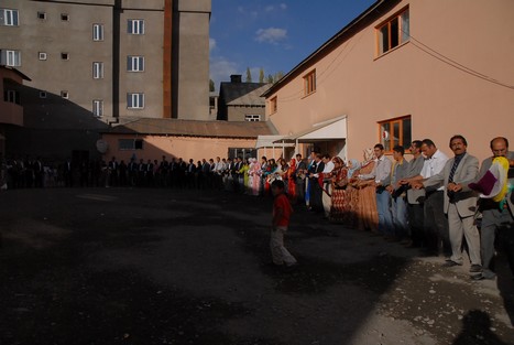 Yüksekova'da 17-18 tarihleri arasında evlenen bazı çiftleri sizler için sayfamıza taşıdık.