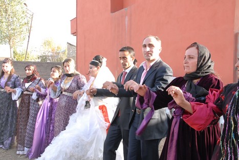 Yüksekova'da 17-18 tarihleri arasında evlenen bazı çiftleri sizler için sayfamıza taşıdık.